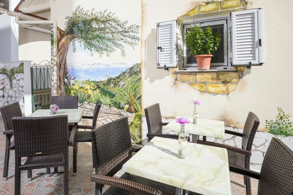 Een foto van het terras bij Bella Vista Hotel & Studios