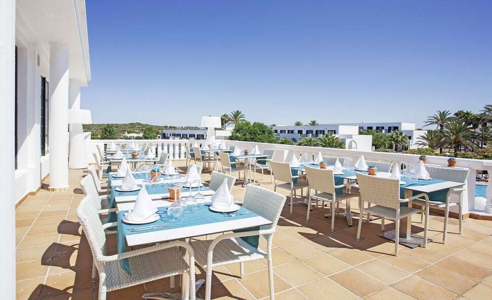 Een foto van het terras bij Grupotel Mar de Menorca