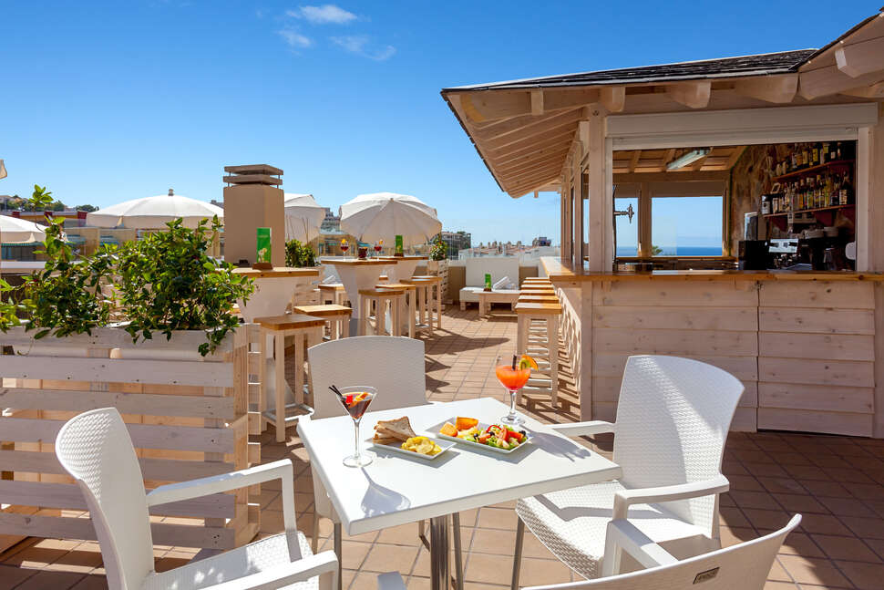 Een foto van het terras bij Aparthotel Dragos Del Sur