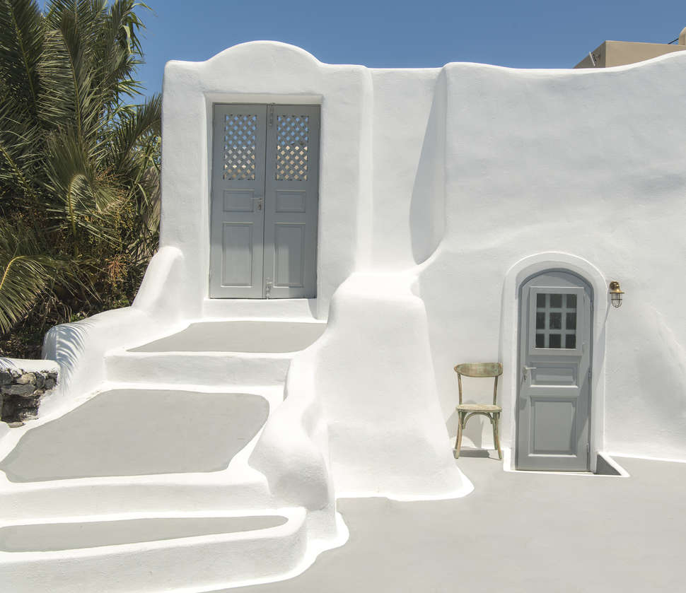 Een foto van de buitenkant van Aqua Serenity Santorini Luxury Suites