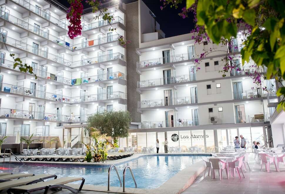 Een foto van de buitenkant van Hotel Los Alamos
