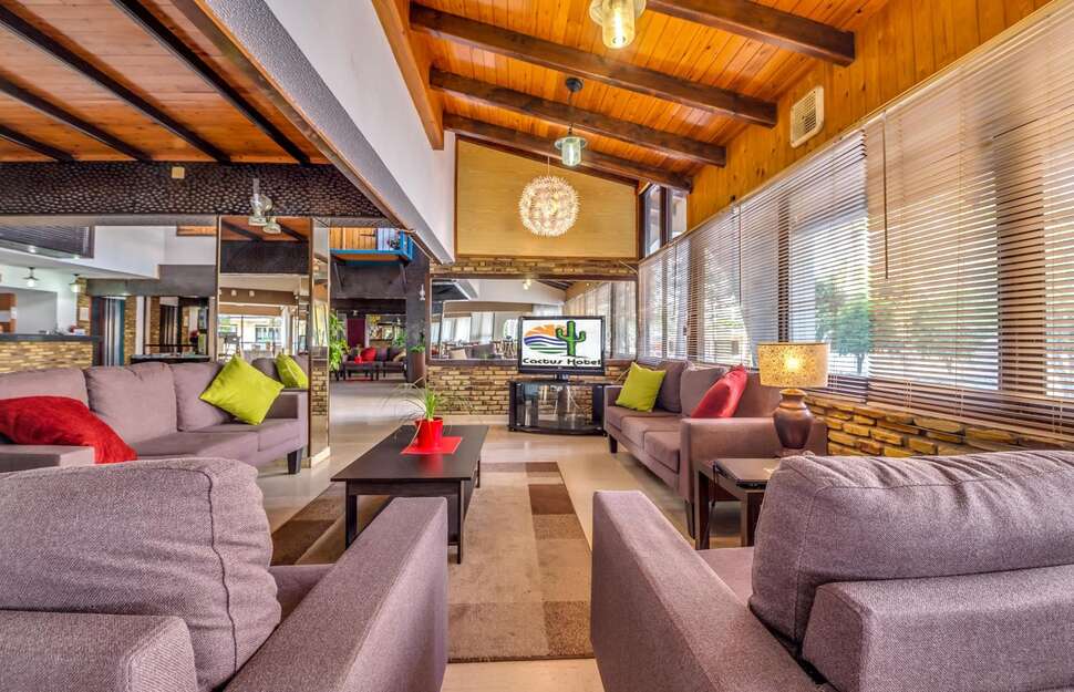 Een foto van het interieur van Cactus Hotel