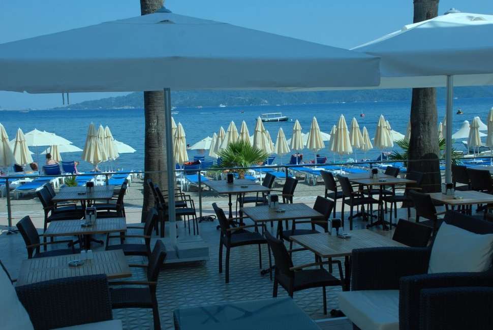 Een foto van het terras bij Begonville Beach Hotel
