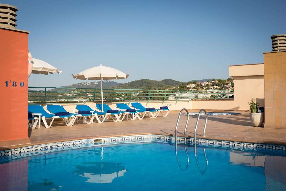 Een foto van het zwembad bij H-Top Royal Sun Suites