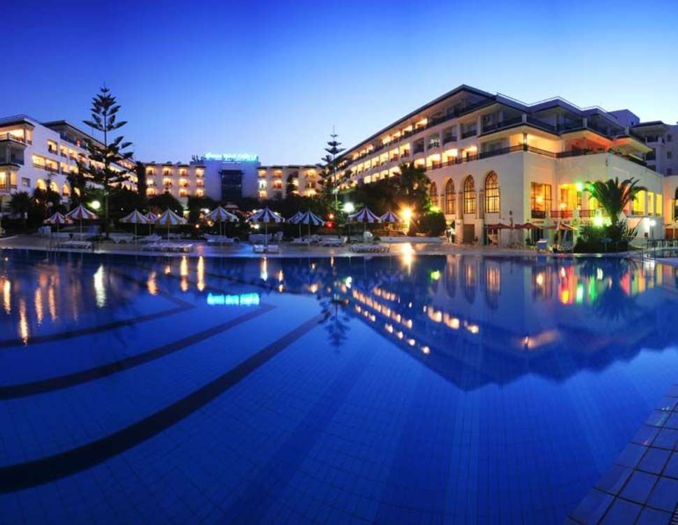 Een foto van het zwembad bij Riviera Resort