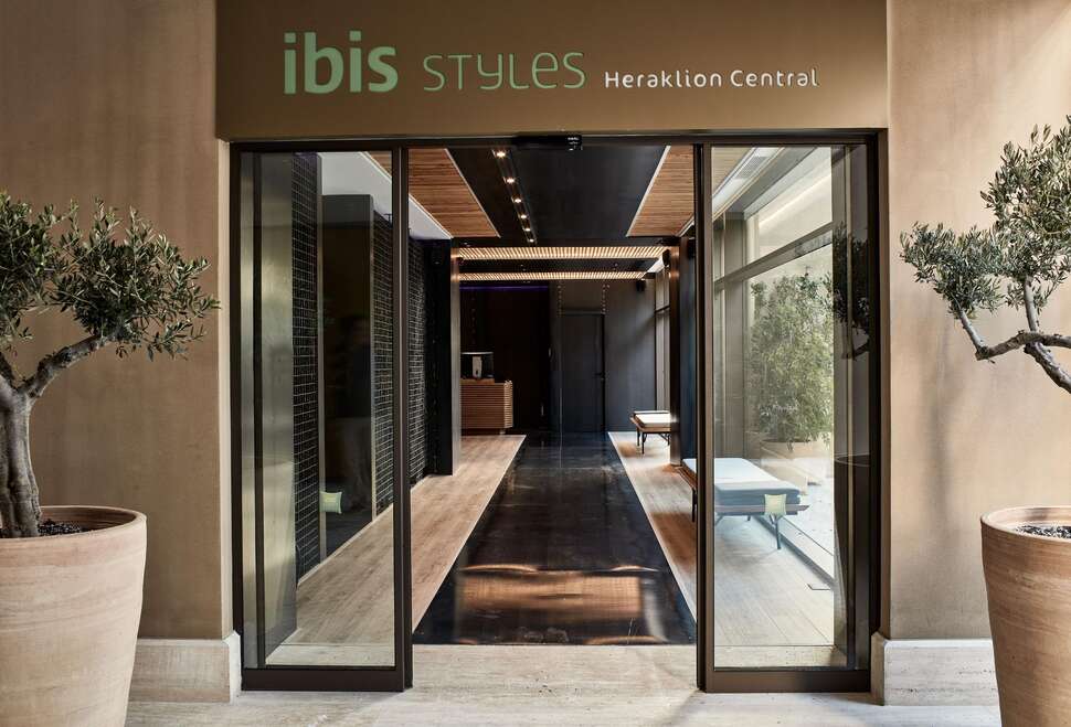 Een foto van de buitenkant van Ibis Styles Heraklion Central