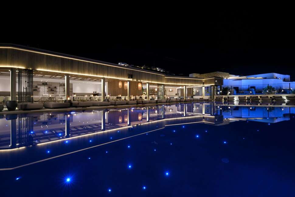 Een foto van het zwembad bij Aeonic Suites & Spa