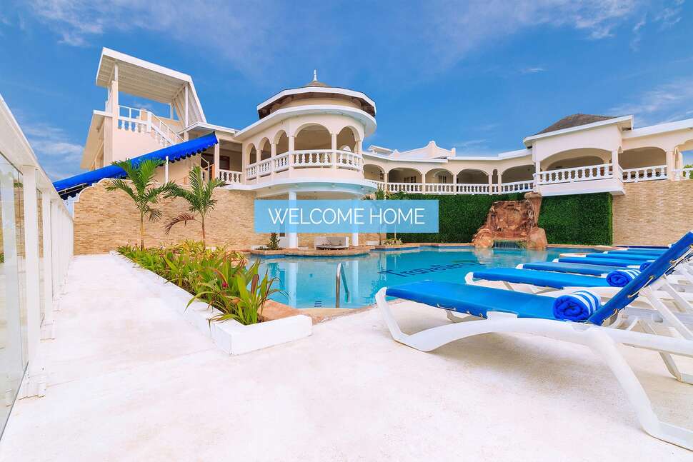 Een foto van het zwembad bij Travellers Beach Resort