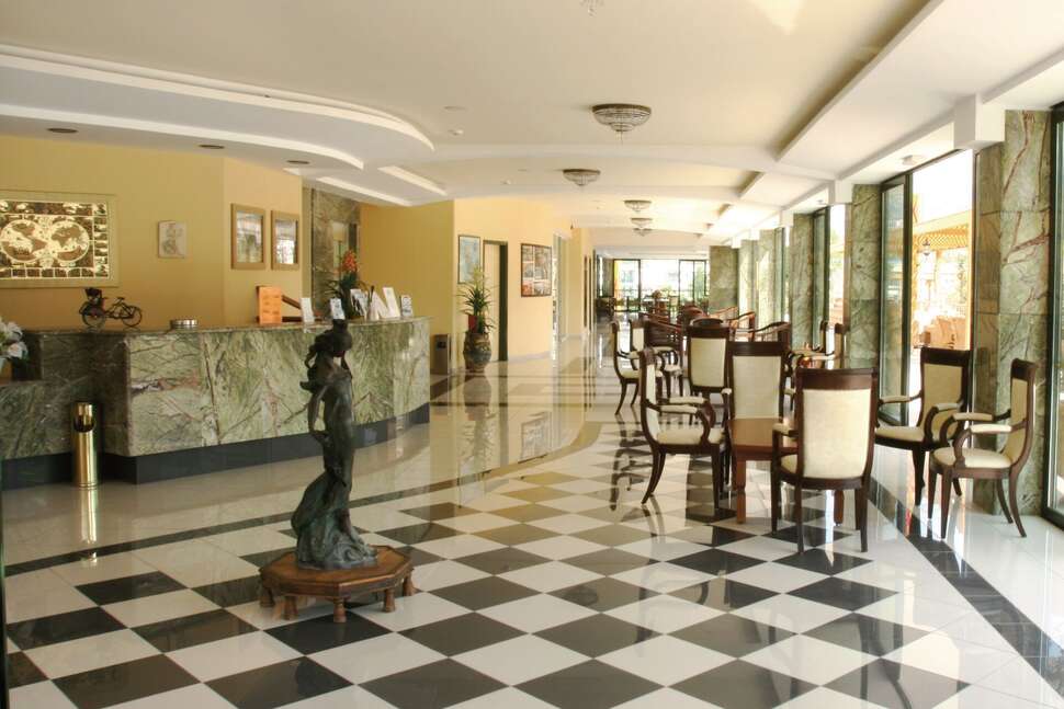 Een foto van het interieur van Eri Beach & Village Hotel