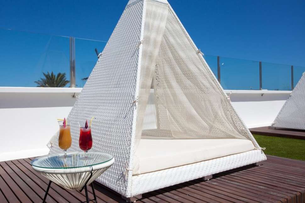 Ein Foto von der Terrasse im Bristol Sunset Beach