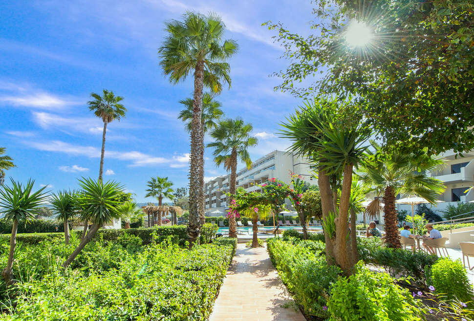 Een foto van de buitenkant van Ixia Dream Beachfront Hotel