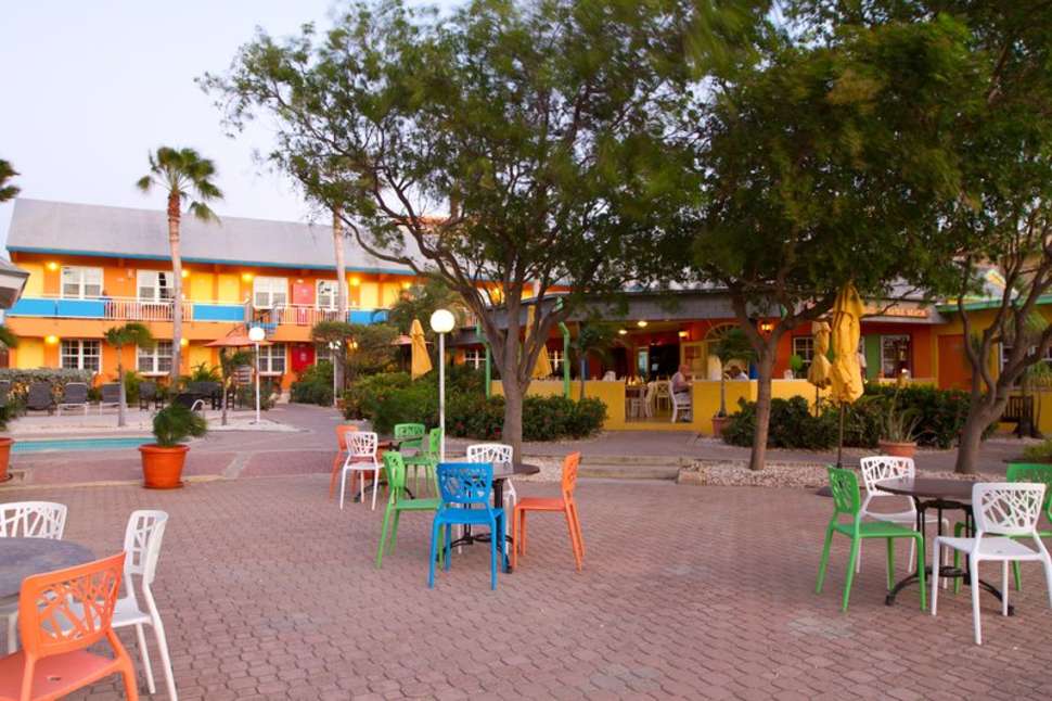 Een foto van het terras bij MVC Eagle Beach