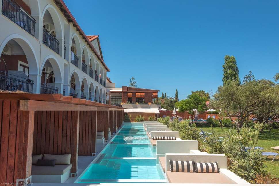 Een foto van het zwembad bij Castelli Hotel