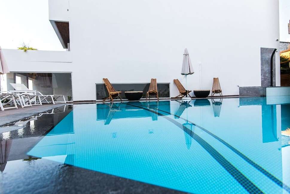 Ein Foto vom Pool im Kahlua Hotel & Suites
