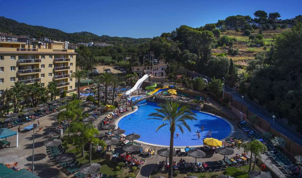Een foto van het zwembad bij Rosamar Garden Resort