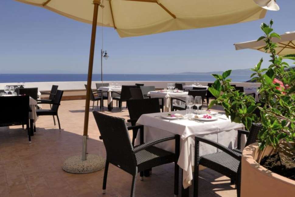 Een foto van het terras bij LH Pedraladda Resort