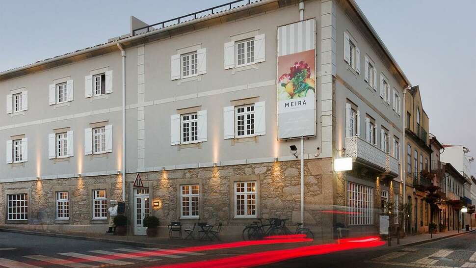 Een foto van de buitenkant van Hotel Meira