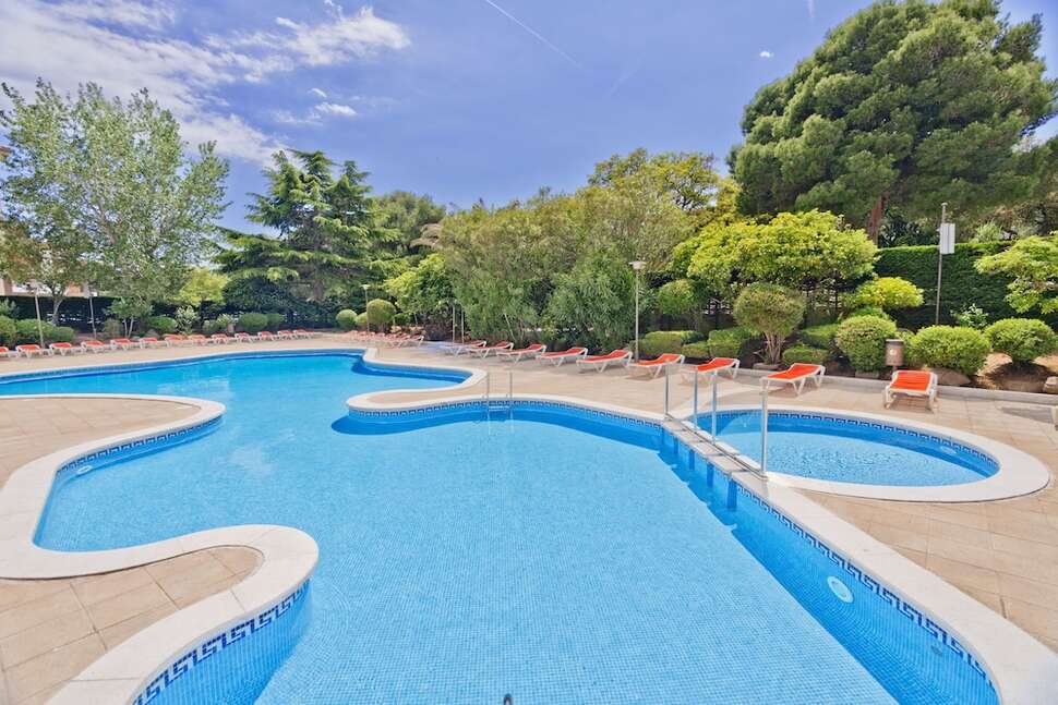 Een foto van het zwembad bij Aparthotel GHT Tossa Park