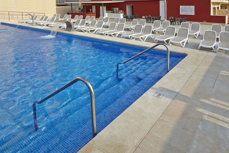 Een foto van het zwembad bij Hotel Caribbean Bay