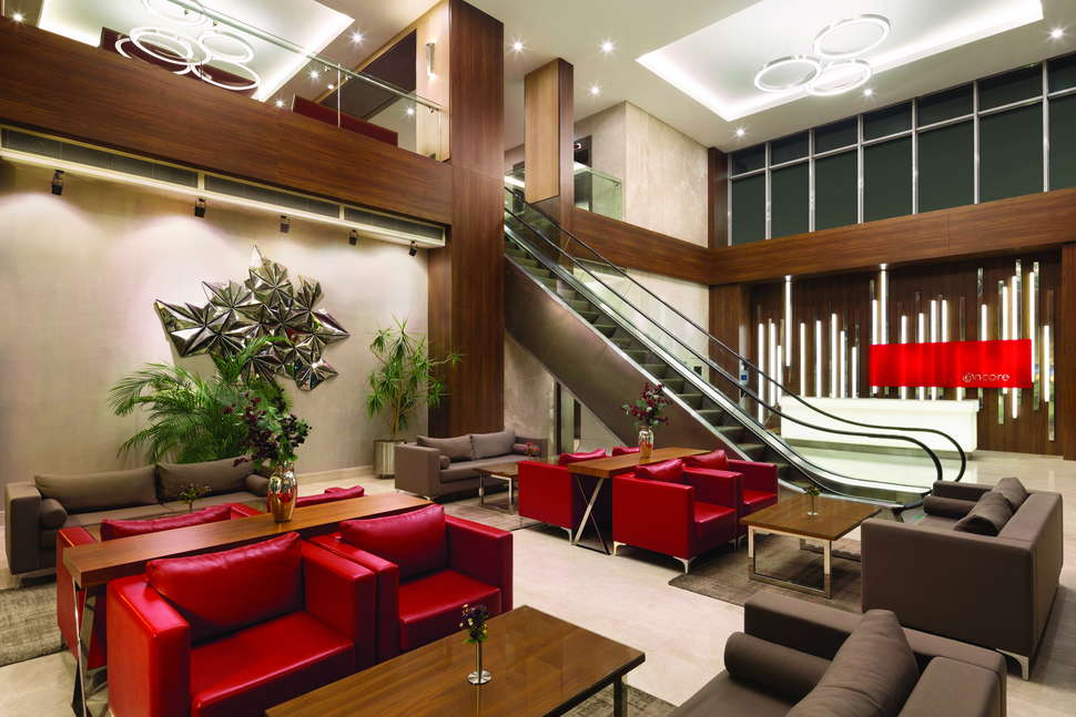 Een foto van het interieur van Ramada Encore by Wyndham Istanbul Bayrampasa