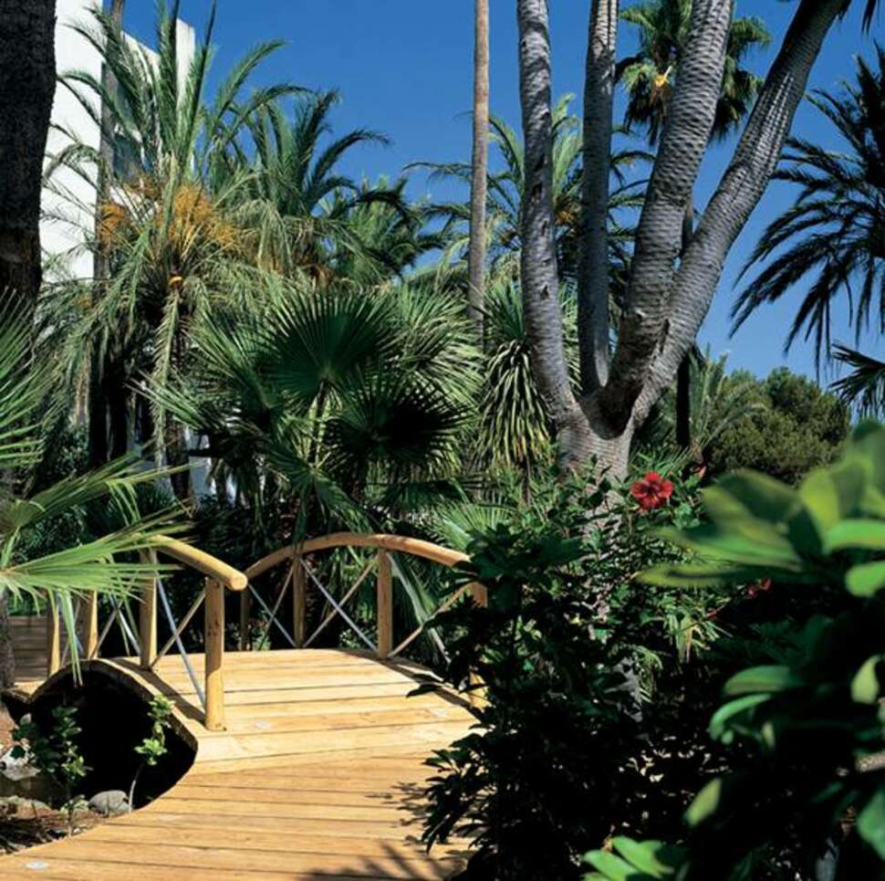 Een foto van het terras bij Los Monteros Spa & Golf Resort