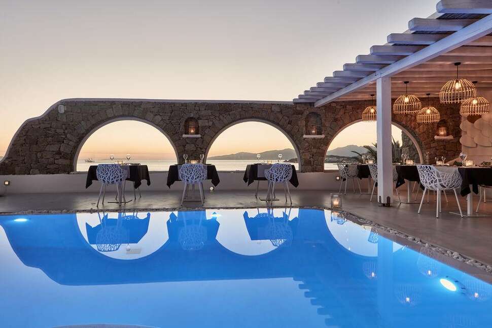 Een foto van het zwembad bij Kouros Hotel & Suites