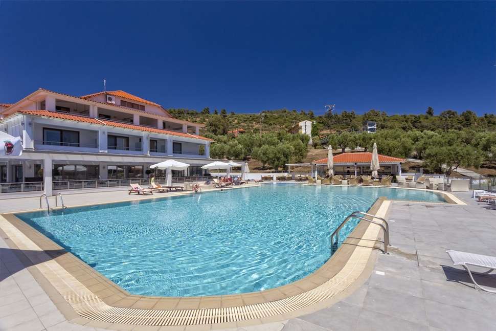 Een foto van het zwembad bij Lagomandra Beach Hotel & Suites