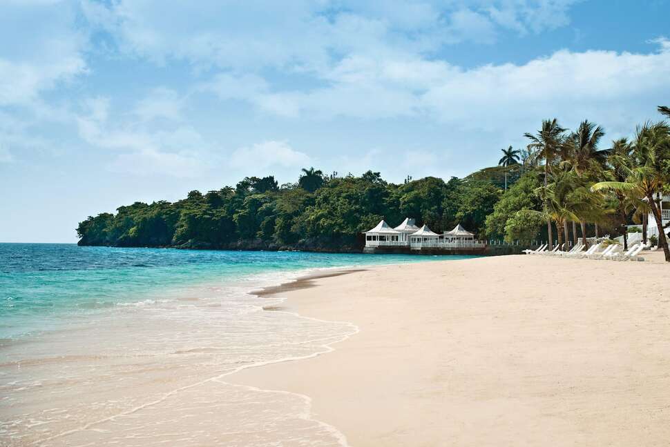 Een foto van het strand bij Couples Tower Isle