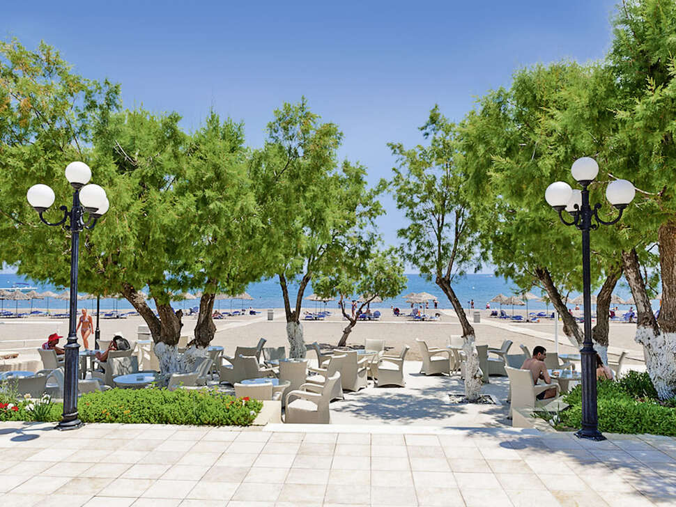 Een foto van het terras bij Blue Sea Beach Resort