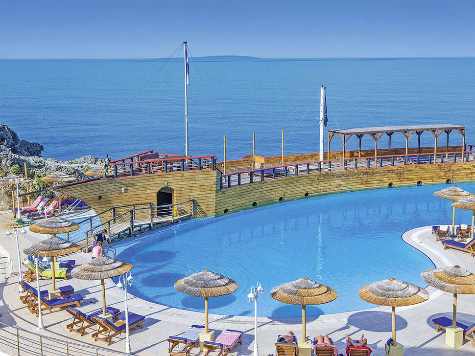Ein Foto vom Pool im Kalypso Cretan Village Resort & Spa