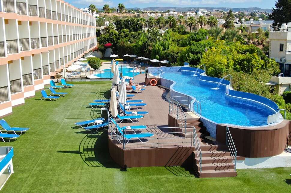 Een foto van het zwembad bij Avlida Hotel