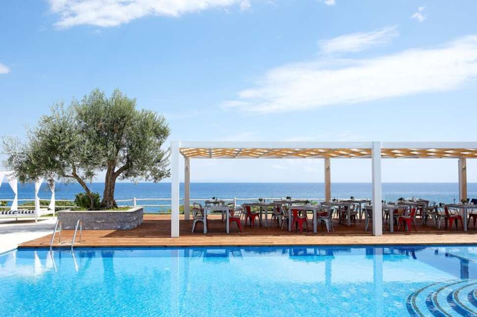 Een foto van het zwembad bij Cavo Olympo Luxury Hotel & Spa