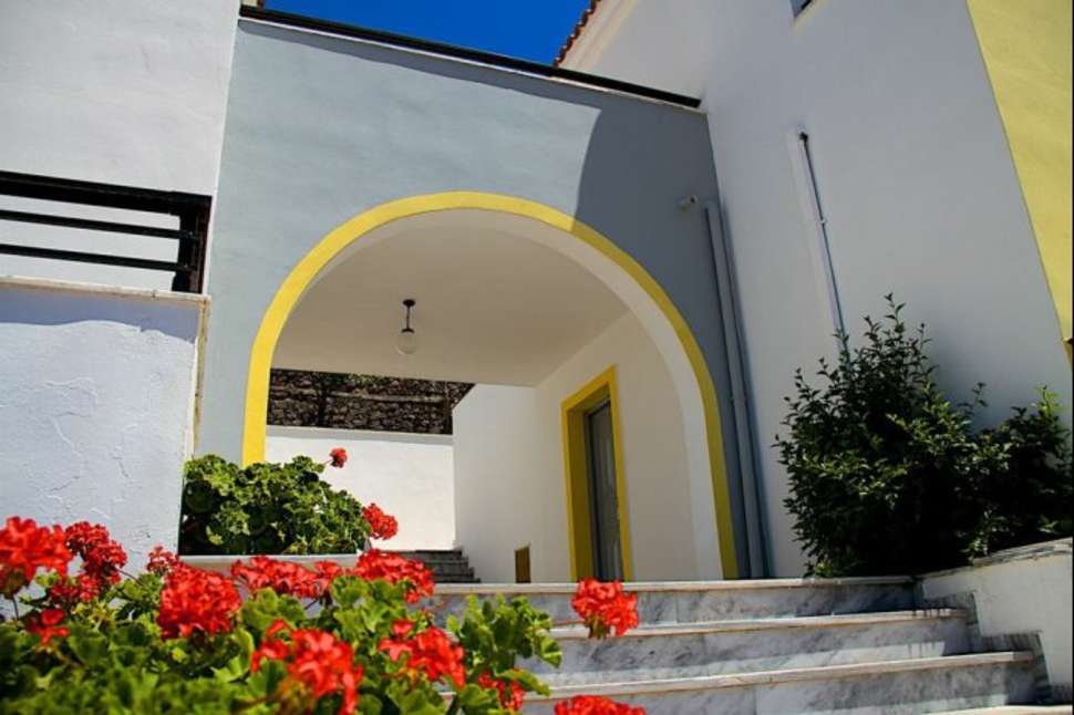 Een foto van de buitenkant van Panorama Hotel Lesbos