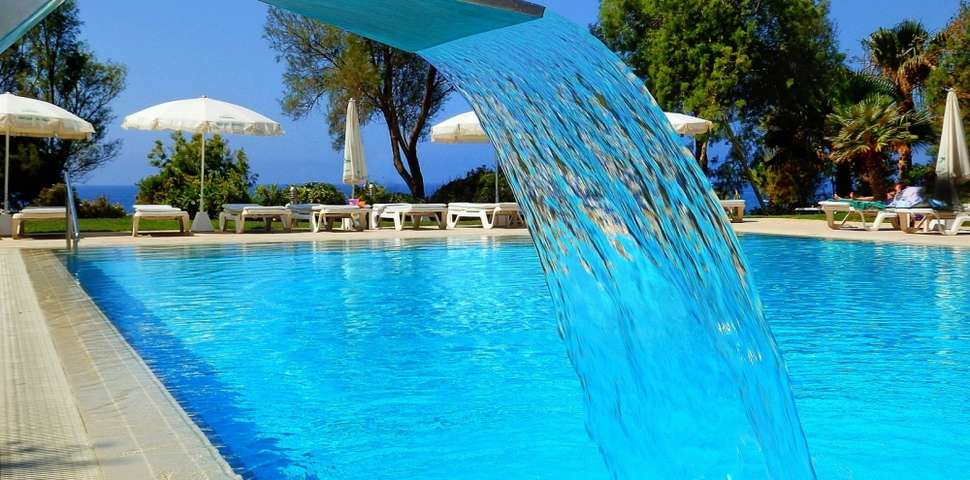 Een foto van het zwembad bij Grecian Sands Hotel