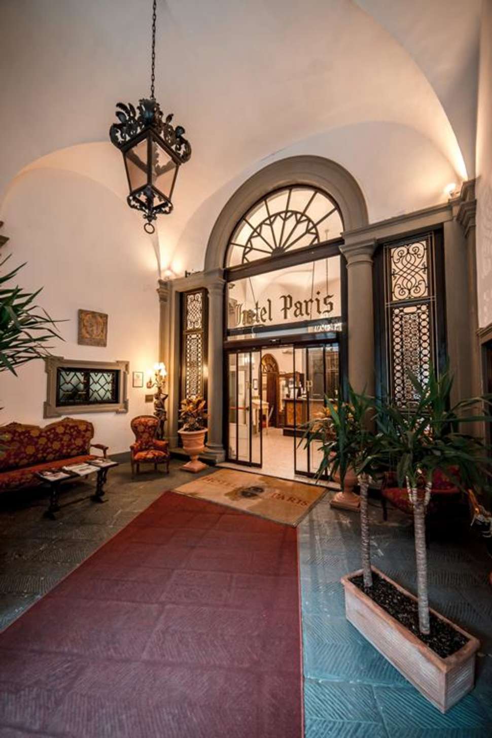 Een foto van de buitenkant van Hotel Paris Florence