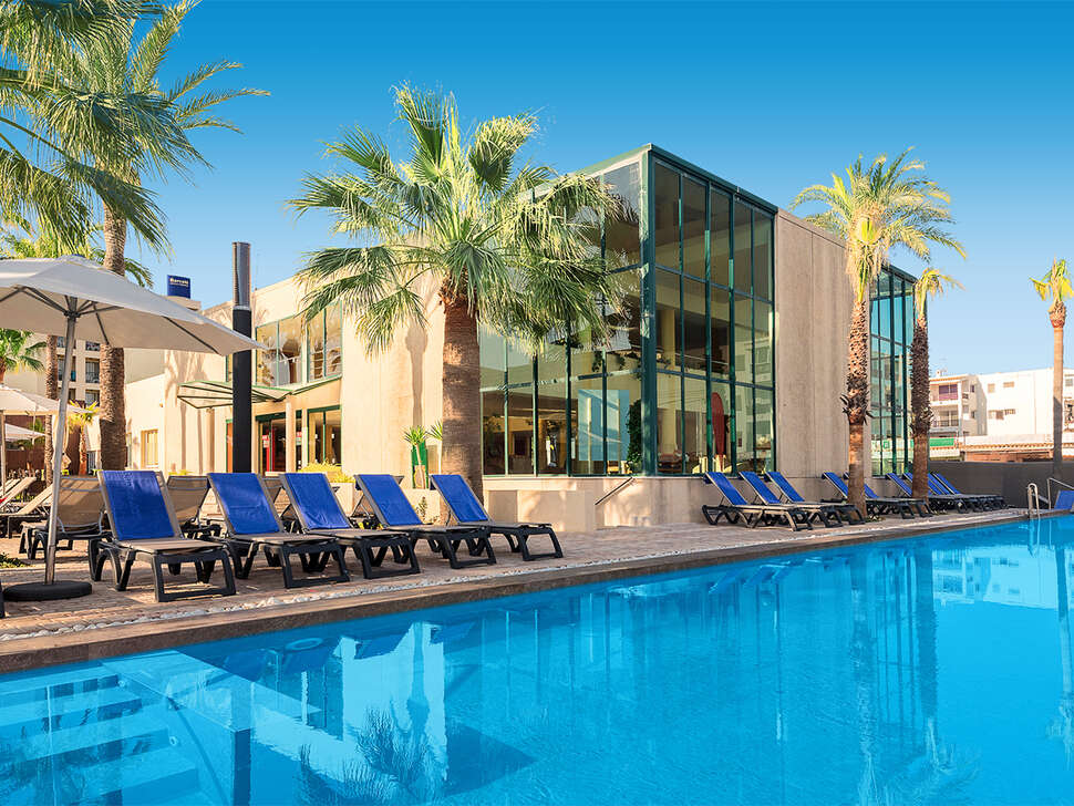 Een foto van het zwembad bij Occidental Ibiza