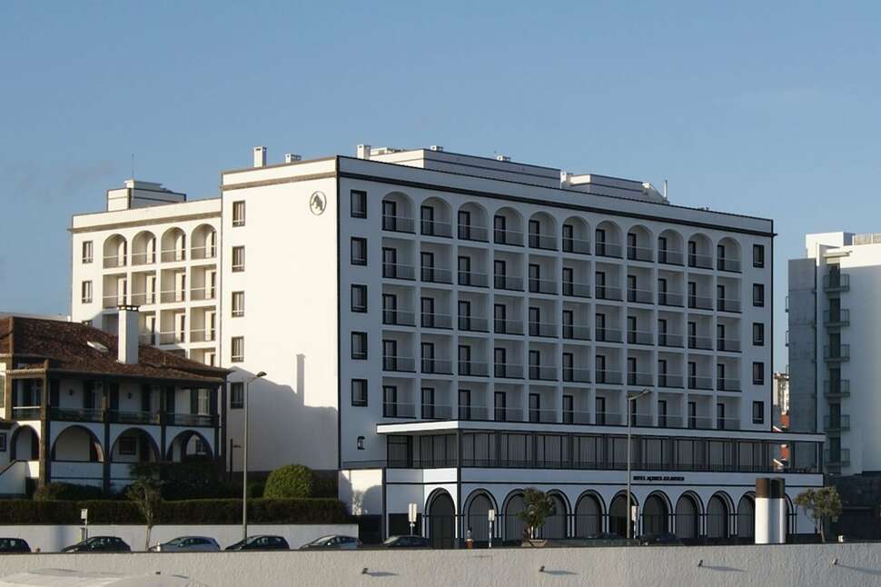 Ein Foto von der Außenansicht des Grand Hotel Acores Atlantico