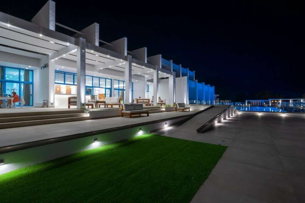 Een foto van het terras bij Kamari Plus Hotel