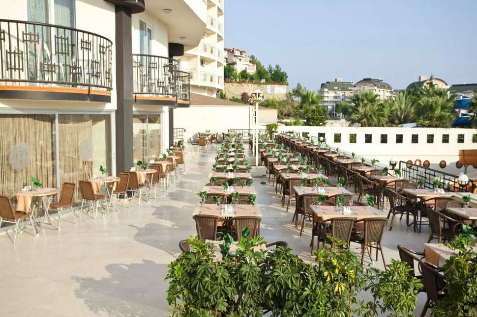 Een foto van het terras bij Arabella World Hotel