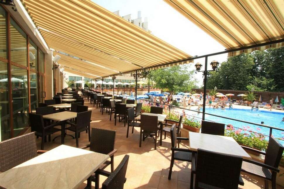Een foto van het terras bij Hotel Mirabelle