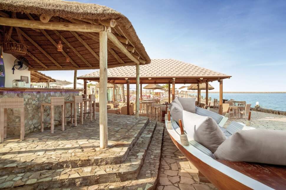 Ein Foto vom Strand beim The Cove Rotana Resort