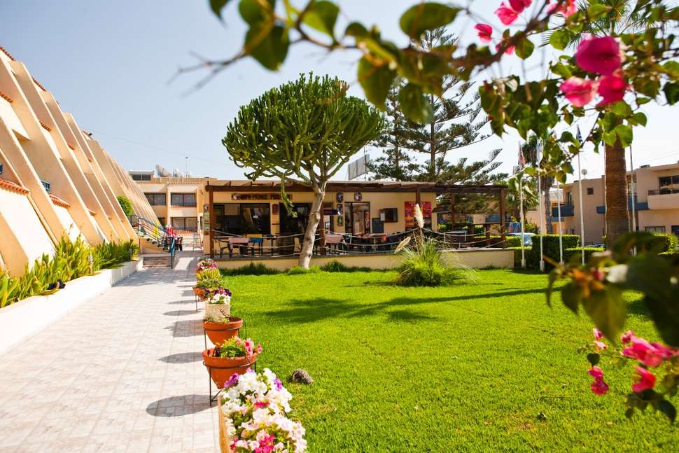 Ein Foto von der Außenansicht des Napa Prince Hotel Apartments