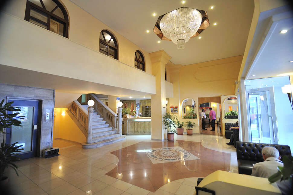 Een foto van het interieur van Samos Hotel