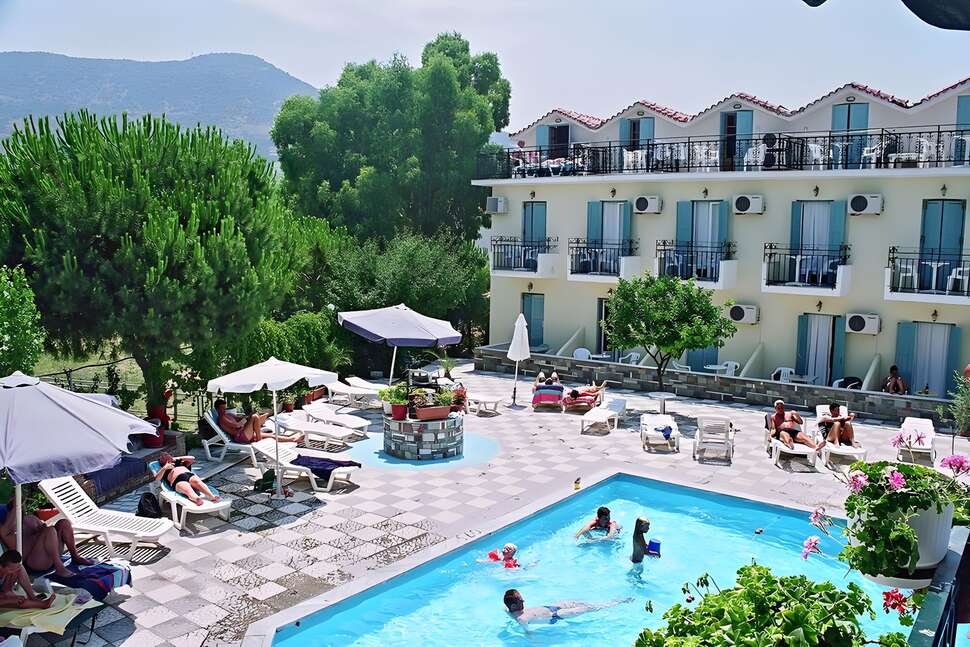 Een foto van het zwembad bij Hotel Theofilos Classic