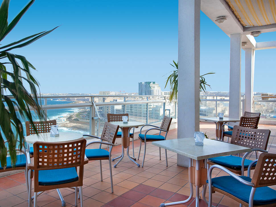 Een foto van het terras bij Preluna Hotel & Spa