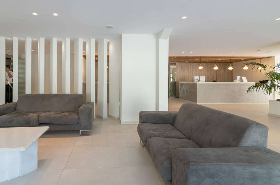 Een foto van het interieur van Altura Hotel
