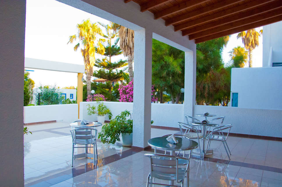 Een foto van het terras bij Hotel Tigaki's Star