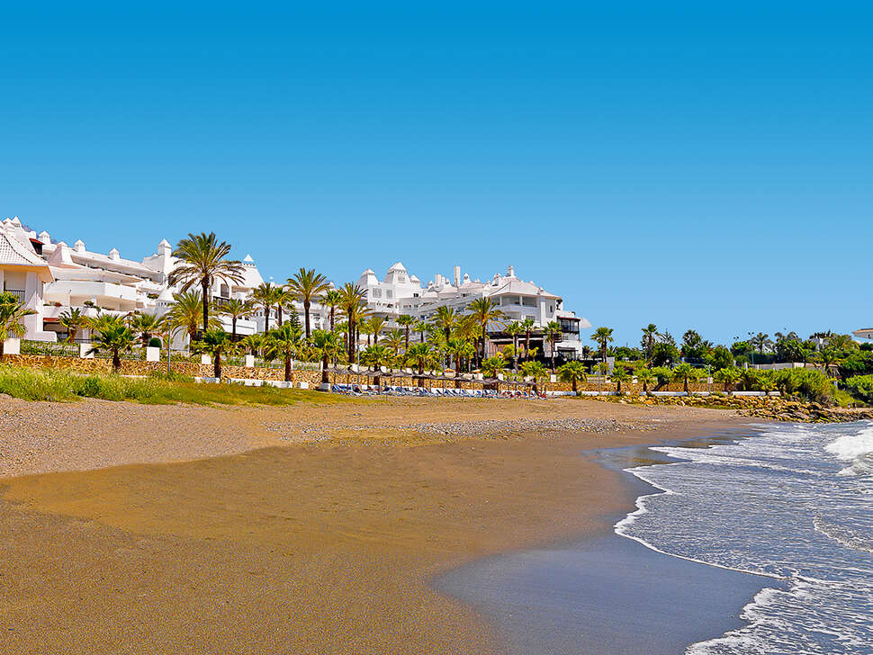 Ein Foto vom Strand beim H10 Estepona Palace
