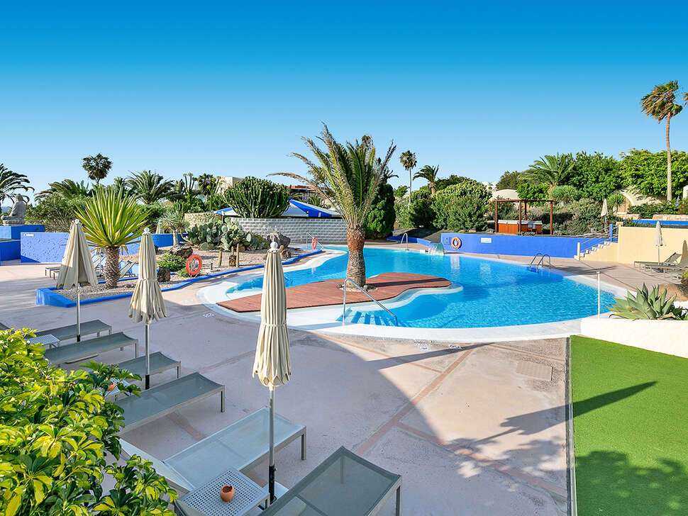 Ein Foto vom Pool im Hotel Livvo Risco del Gato Suites