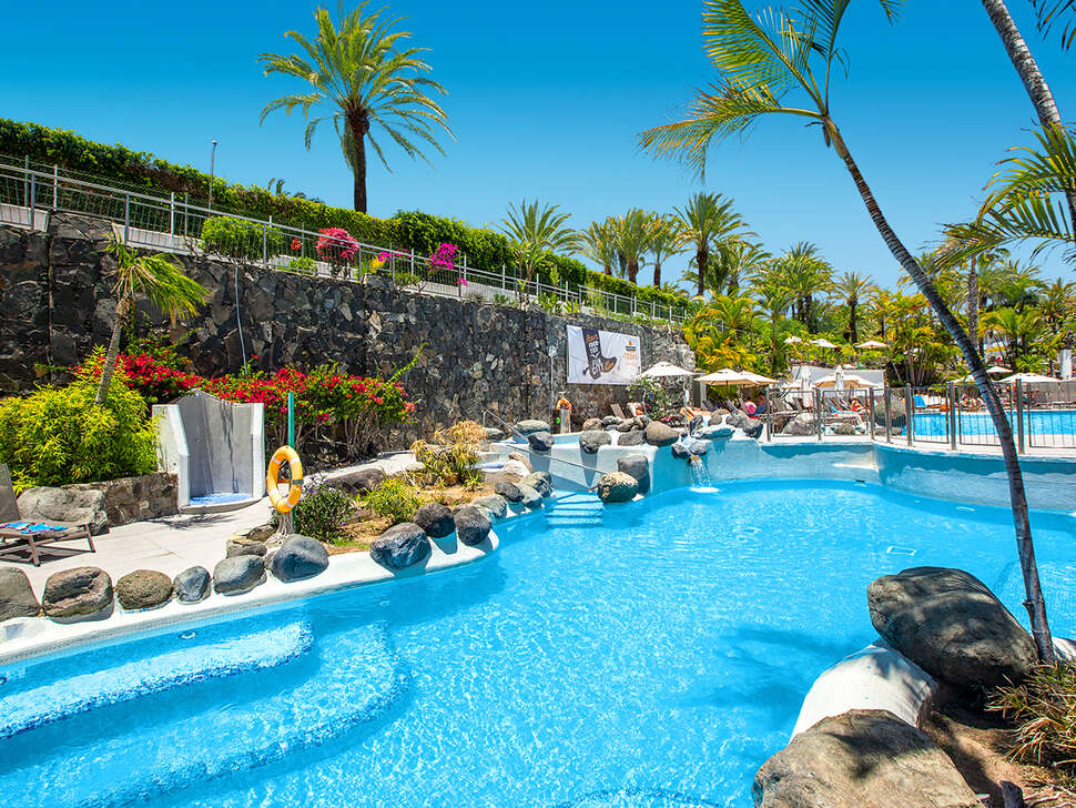 Een foto van het zwembad bij Abora Catarina by Lopesan Hotels